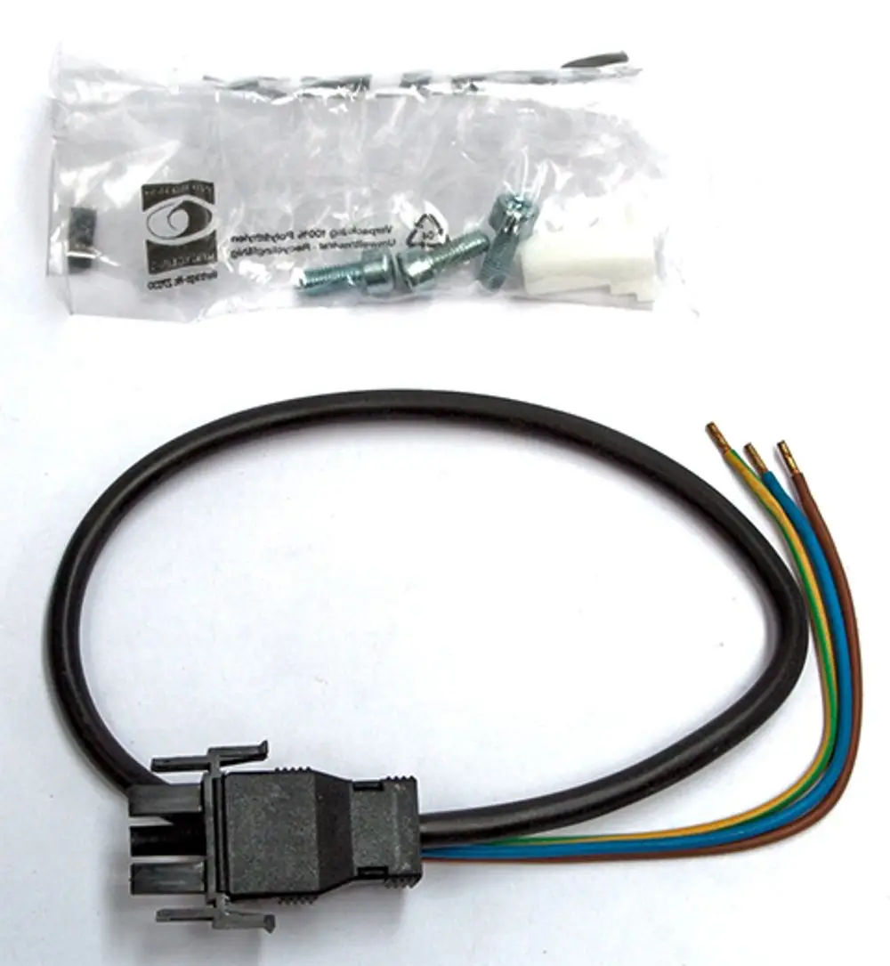 Daikin Stecker mit Kabel, ausgestattet mit drei Drähten in verschiedenen Farben, neben einer Verpackung mit Schrauben und weiteren Befestigungselementen.